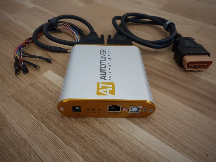Flash-Tool von Autotuner mit OBD-Kabel und Bench-Kabelsatz auf der Werkbank