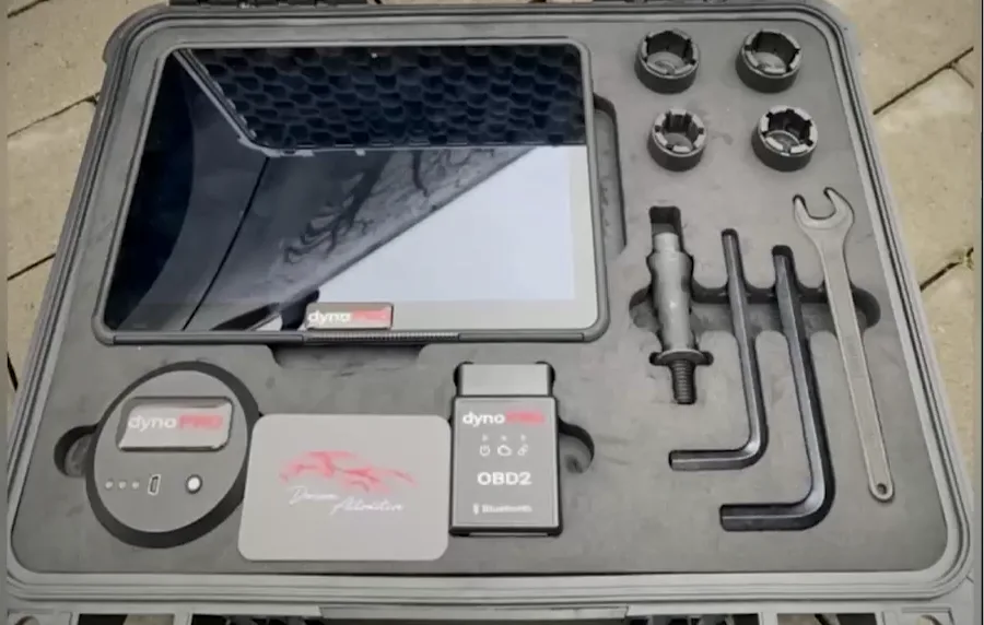Geöffneter Koffer des mobilen DynoPro-Messsystems mit Tablet, Messsensor, OBD2-Bluetooth-Modul und Montagezubehör