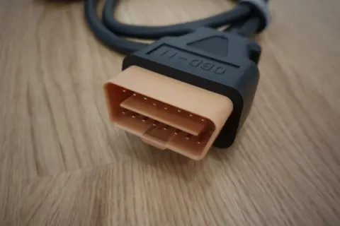 OBD-II-Stecker des Diagnosekabels in Nahaufnahme